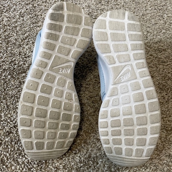 Nike | Women’s Roshe One - Picture 4 of 7